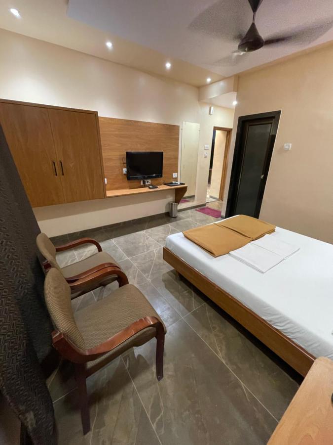 Hotel Vardhan Silvassa Eksteriør billede